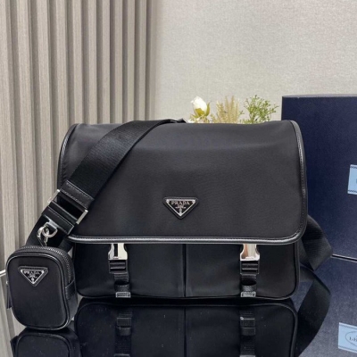 PRADA メッセンジャーバッグ リサイクルナイロン サフィアーノ メンズ 32×24×12cm