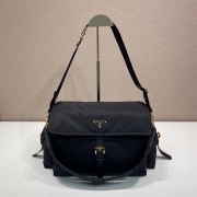 PRADA メッセンジャーバッグ リサイクルナイロン ユニセックス 37.5×19×12cm