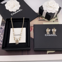 ネックレス C リボン×ダブルCネックレス — 可憐なリボン、長さ調整可、フェミニンで可憐