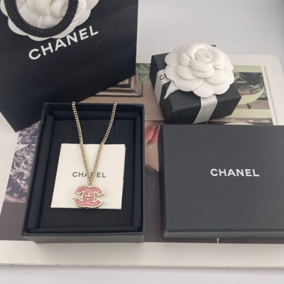 ネックレス C ゼリーピンクカメオネックレス — 25AW最新作、透明感あるピンク、真珠のような輝き、元気な印象