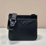 PRADA ショルダーバッグ サフィアーノ×リサイクルナイロン メンズ 28×25×6cm