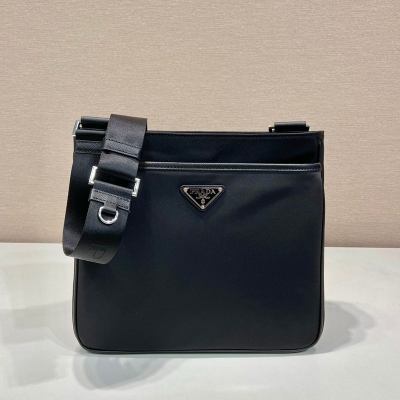 PRADA ショルダーバッグ サフィアーノ×リサイクルナイロン メンズ 28×25×6cm