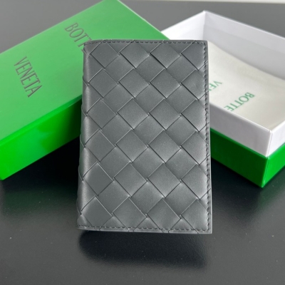 BOTTEGA VENETA イントレチャート パスポートケース ユニセックス 13.3×9.5cm
