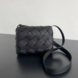 BOTTEGA VENETA ディアゴ レザーショルダー ユニセックス 22.5×16.5×5.5cm