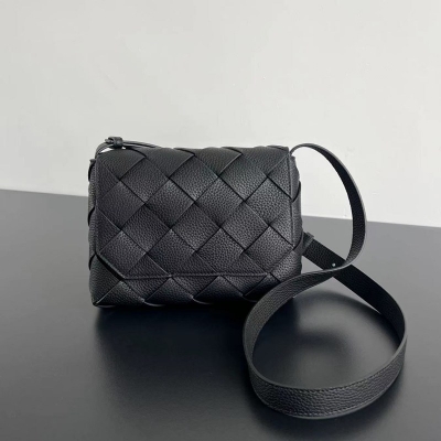 BOTTEGA VENETA ディアゴ レザーショルダー ユニセックス 22.5×16.5×5.5cm
