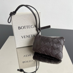 BOTTEGA VENETA ラムスキン カードケース チャーム レディース 11×8.5cm
