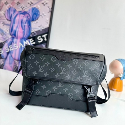 LOUIS VUITTON ボヤジャー メッセンジャーバッグ メンズ 33×22.5×11cm