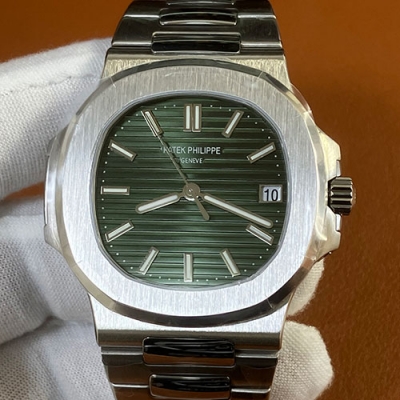 PATEK PHILIPPE 5711/1A-014 ノーチラス グリーン文字盤 Cal.324搭載