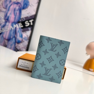 LOUIS VUITTON パスポートケース モノグラム シャドウ レザー メンズ 14×10×2.5cm