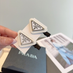 プラダ スタイル ヘアクリップ レター