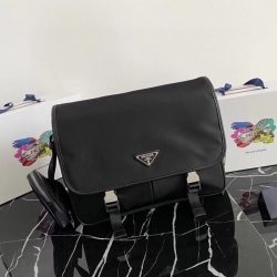 PRADA メッセンジャーバッグ リサイクルナイロン サフィアーノ メンズ 32×24×12cm
