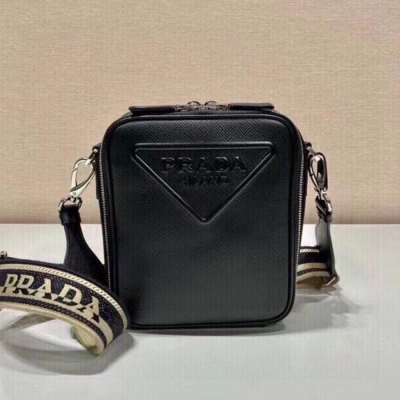 PRADA ショルダーバッグ サフィアーノレザー 刺繍テープ付き メンズ 19×16×5.5cm