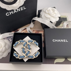 ブローチ C デニム×チェーンブローチ（大サイズ）— 25SS、ライトゴールド×ブルーデニム、布地の質感まで再現