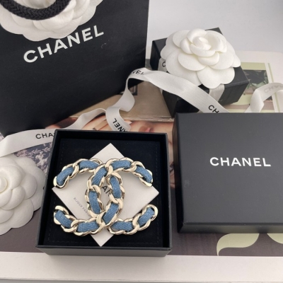 ブローチ C デニム×チェーンブローチ（大サイズ）— 25SS、ライトゴールド×ブルーデニム、布地の質感まで再現