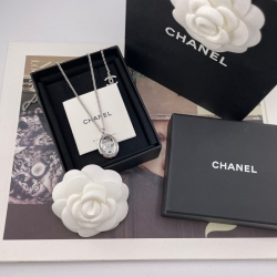 ネックレス C オーバルシルバーミラーネックレス — Jennie着用モデル、白エナメル×凹凸ミラー感、カジュアルから通勤まで