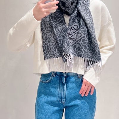 ロエベ 新作チェッカースカーフ