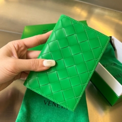 BOTTEGA VENETA イントレチャート パスポートケース ユニセックス 13.3×9.5cm