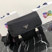 PRADA メッセンジャーバッグ リサイクルナイロン サフィアーノ メンズ 26×20×10cm