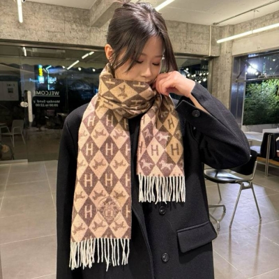 エルメス パリコレクション新作カシミヤスカーフ。モンゴル産細カシミヤ 180x32