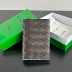BOTTEGA VENETA イントレチャート パスポートケース ユニセックス 13.3×9.5cm