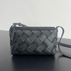 BOTTEGA VENETA ディアゴ イントレチャート ショルダーバッグ メンズ 25×15×5cm