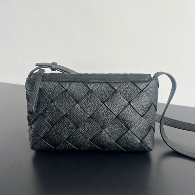 BOTTEGA VENETA ディアゴ イントレチャート ショルダーバッグ メンズ 25×15×5cm