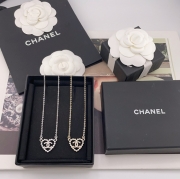 ネックレス C ハートネックレス（透かしデザイン）— スワロフスキー使用、上品なライトゴールド、日常使いに最適