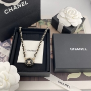 ネックレス C ブラックレザー×カメリア半球チョーカー — 25A手工坊シリーズ、ダブルC×レザー×チェーンのミックスデザイン、鏡面仕上げ