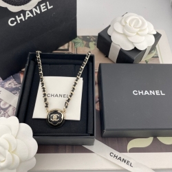 ネックレス C ブラックレザー×カメリア半球チョーカー — 25A手工坊シリーズ、ダブルC×レザー×チェーンのミックスデザイン、鏡面仕上げ