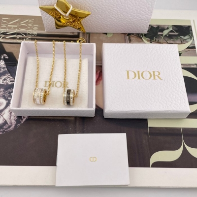 ネックレス D スクエアダイヤ×エナメルアルファベットネックレス — ブラック／ホワイト、職人手彫り、クラシックと革新の融合