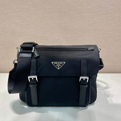 PRADA メッセンジャーバッグ リサイクルナイロン レザーベルト付き メンズ 27×20.5×17cm