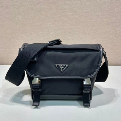 PRADA メッセンジャーバッグ リサイクルナイロン メンズ 20×19×10cm