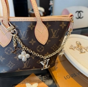 ルイ ヴィトン スタイル キーリング クリスタルフラワー チャーム