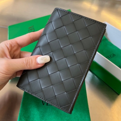 BOTTEGA VENETA イントレチャート パスポートケース ユニセックス 13.3×9.5cm