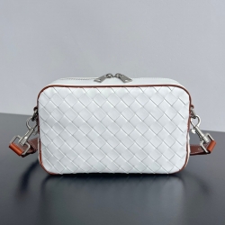 BOTTEGA VENETA レザーカメラバッグ メンズ 24.5×15×6cm