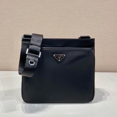 PRADA ショルダーバッグ サフィアーノ×リサイクルナイロン メンズ 28×25×6cm