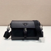 PRADA メッセンジャーバッグ リサイクルナイロン ユニセックス 20×15.5×4cm