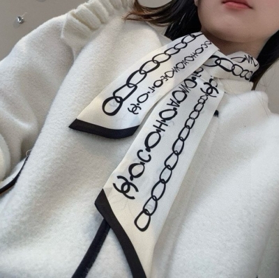 シャネル ツイリー小スカーフ。100％シルク 120 6cm