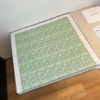 ディオール 新作90cmシルクスカーフ 90x90cm