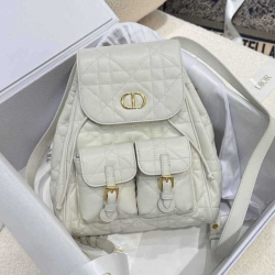 ディオール スタイル カロ リュック ホワイト サイズ：23×26.7×12.5cm