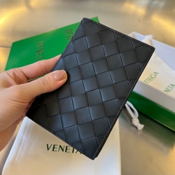 BOTTEGA VENETA イントレチャート パスポートケース ユニセックス 13.3×9.5cm