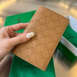 BOTTEGA VENETA イントレチャート パスポートケース ユニセックス 13.3×9.5cm