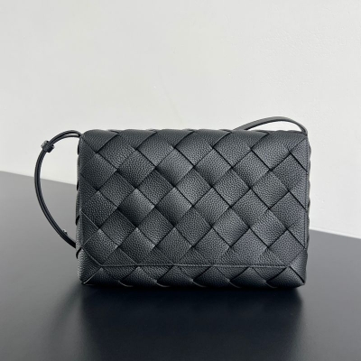 BOTTEGA VENETA ディアゴ グラニューレザー ショルダー ユニセックス 32×21.5×5cm