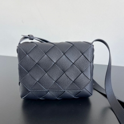 BOTTEGA VENETA ディアゴ グラニューレザー ショルダーバッグ ユニセックス 22.5×16.5×5.5cm
