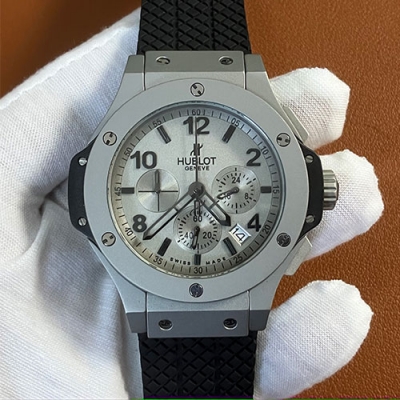 HUBLOT ビッグバン 301.TI.450.RX クォーツ搭載 気分上昇