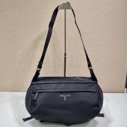 PRADA メッセンジャーバッグ リサイクルナイロン メンズ 32×18×16cm