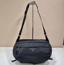 PRADA メッセンジャーバッグ リサイクルナイロン メンズ 32×18×16cm