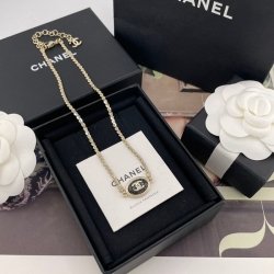 ネックレス C オーバルブラックストーン×クリスタルネックレス — 黒石にゴールドラメ入り、ダブルC埋め込み、特別注文チェーン採用