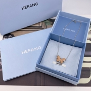 ネックレス HF スターリングウッド×バタフライネックレス — 榛の木を使用、蝶の羽根は手彫り、木目は1点もの、小花にはジルコニア