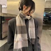 バーバリー バーバリーカシミヤチェック。100％カシミヤ